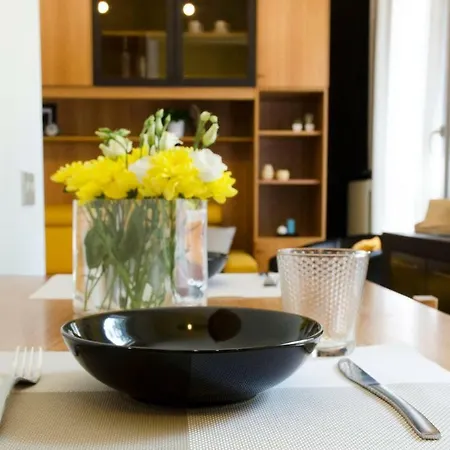 Hintown Tiny Stylish Apart Como